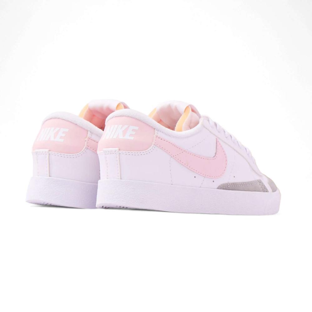 Tenis Nike Blazer estilo retro con detalles urbanos en blanco y rosa, ideales para combinar comodidad diaria con tendencias de moda.